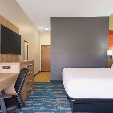 La Quinta Inn & Suites By Wyndham San Antonio Seaworld Lafb Екстериор снимка