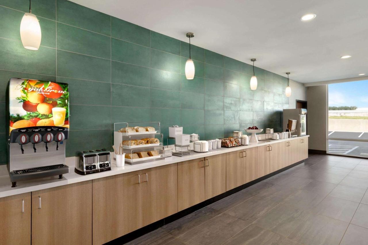 La Quinta Inn & Suites By Wyndham San Antonio Seaworld Lafb Екстериор снимка