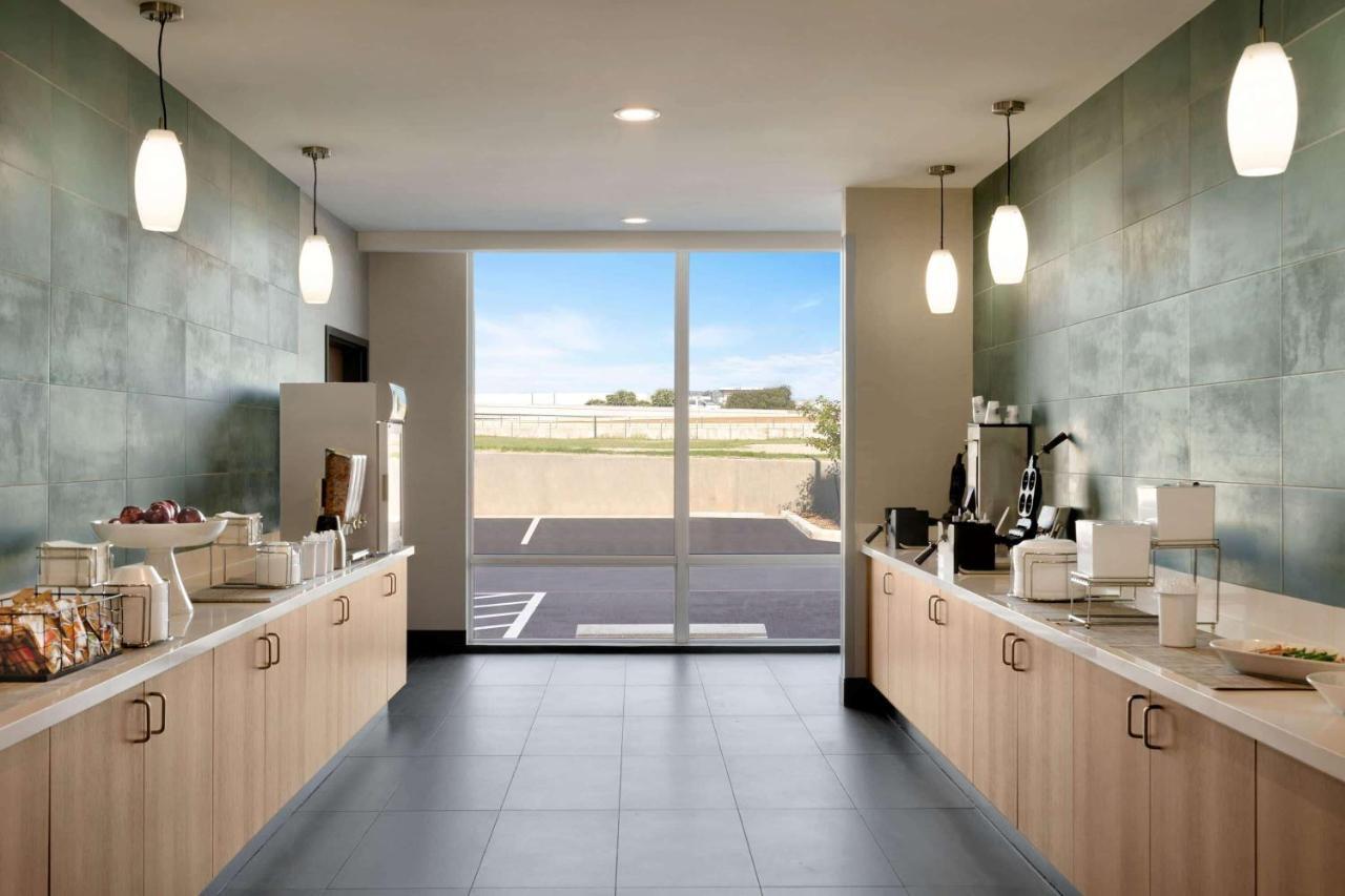 La Quinta Inn & Suites By Wyndham San Antonio Seaworld Lafb Екстериор снимка