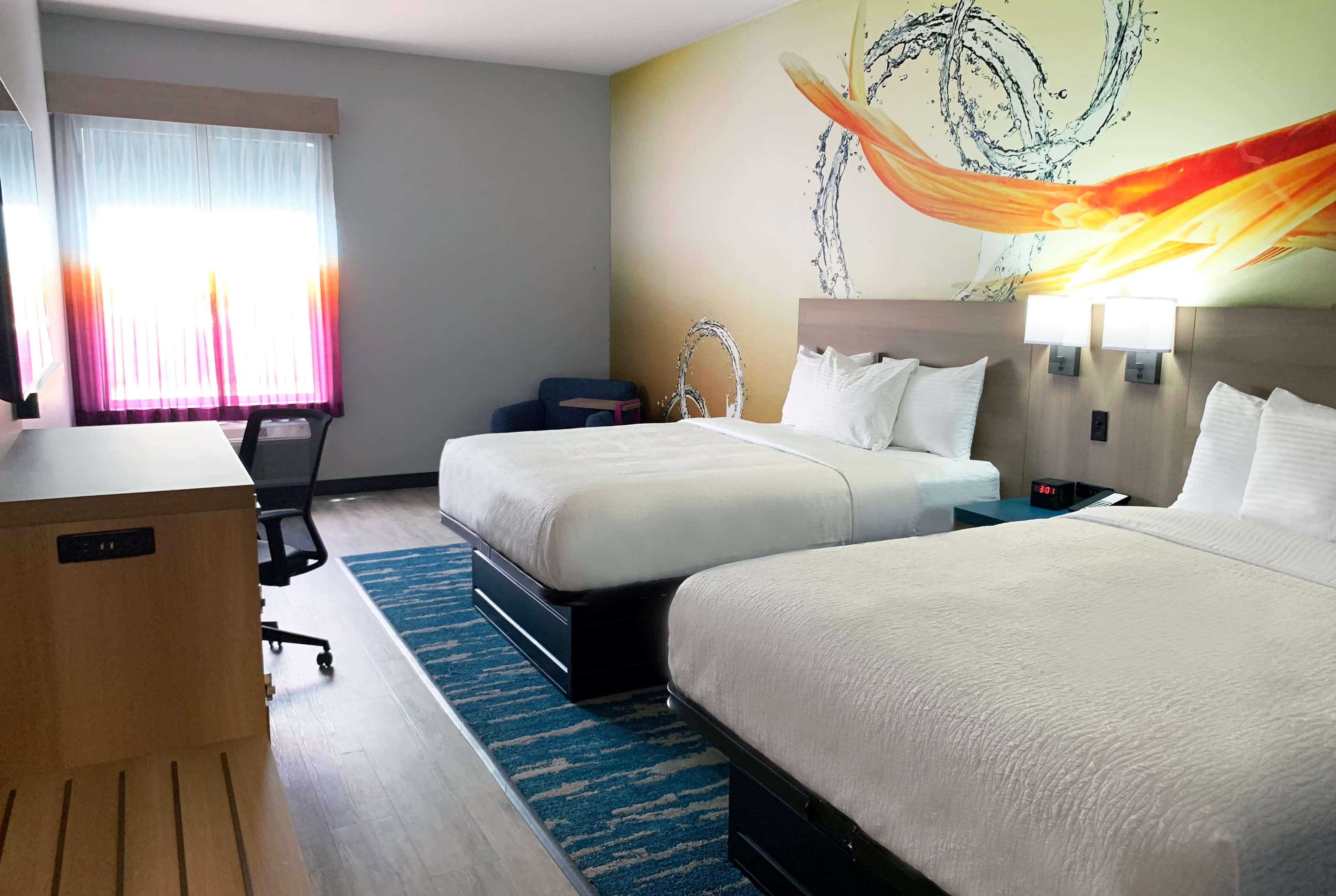 La Quinta Inn & Suites By Wyndham San Antonio Seaworld Lafb Екстериор снимка