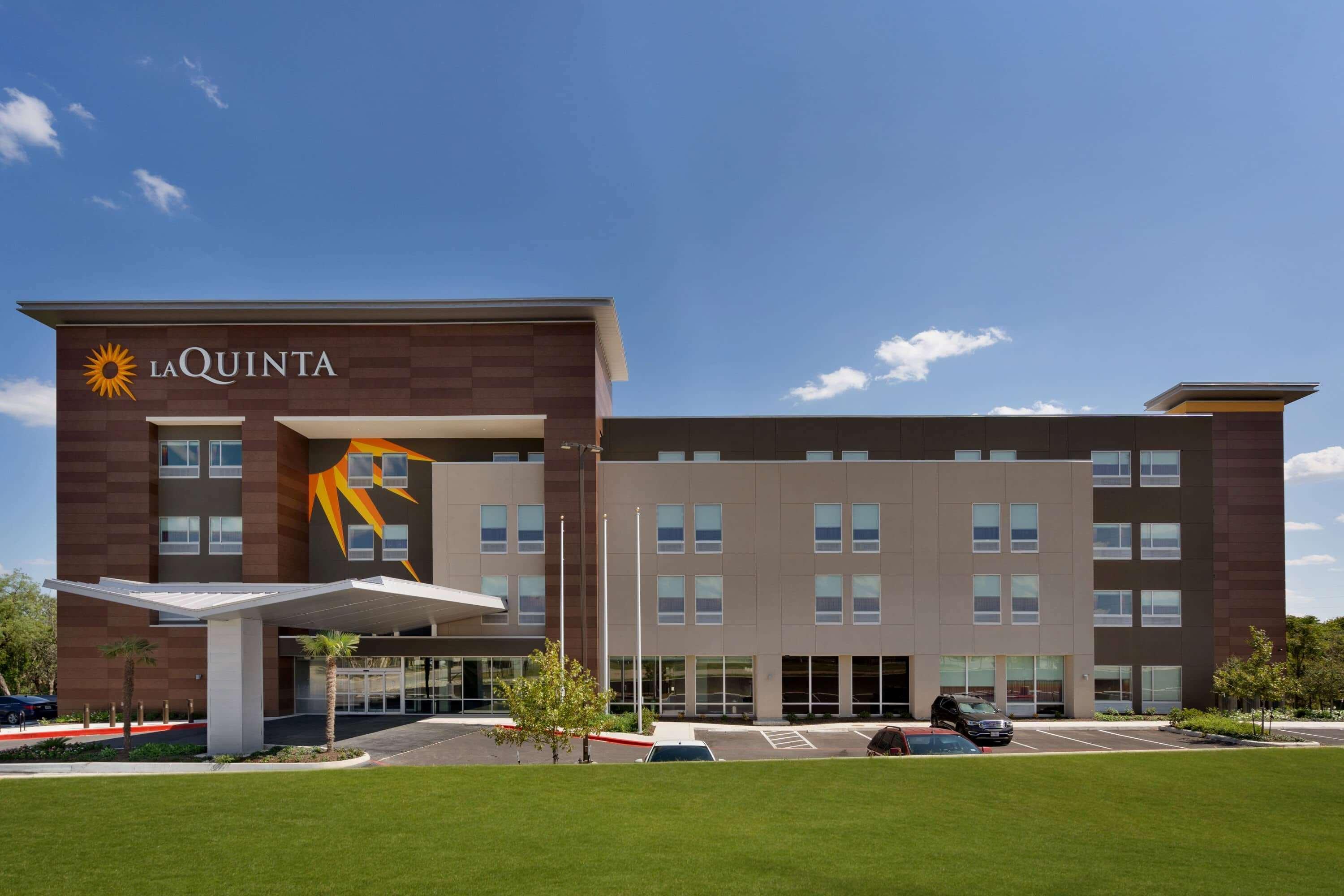 La Quinta Inn & Suites By Wyndham San Antonio Seaworld Lafb Екстериор снимка