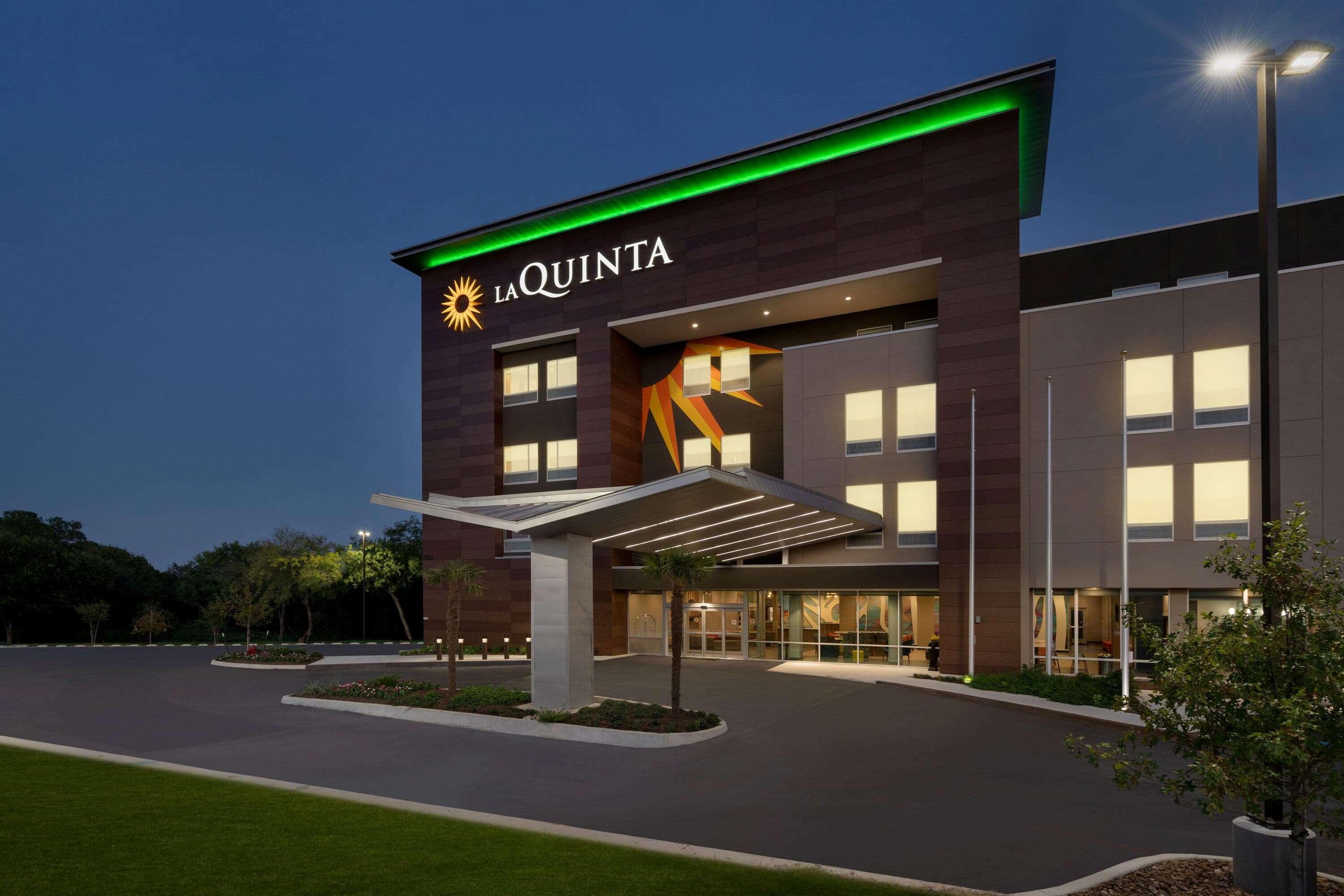 La Quinta Inn & Suites By Wyndham San Antonio Seaworld Lafb Екстериор снимка