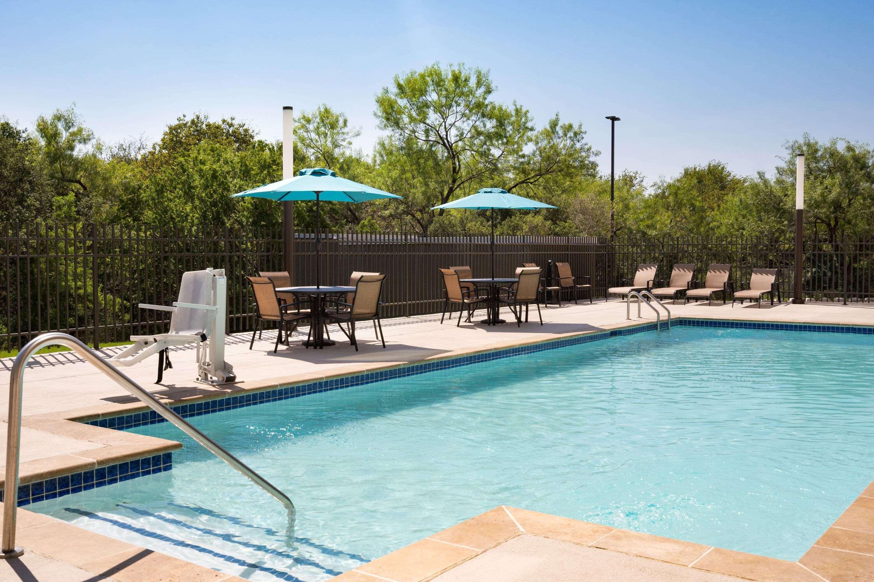 La Quinta Inn & Suites By Wyndham San Antonio Seaworld Lafb Екстериор снимка
