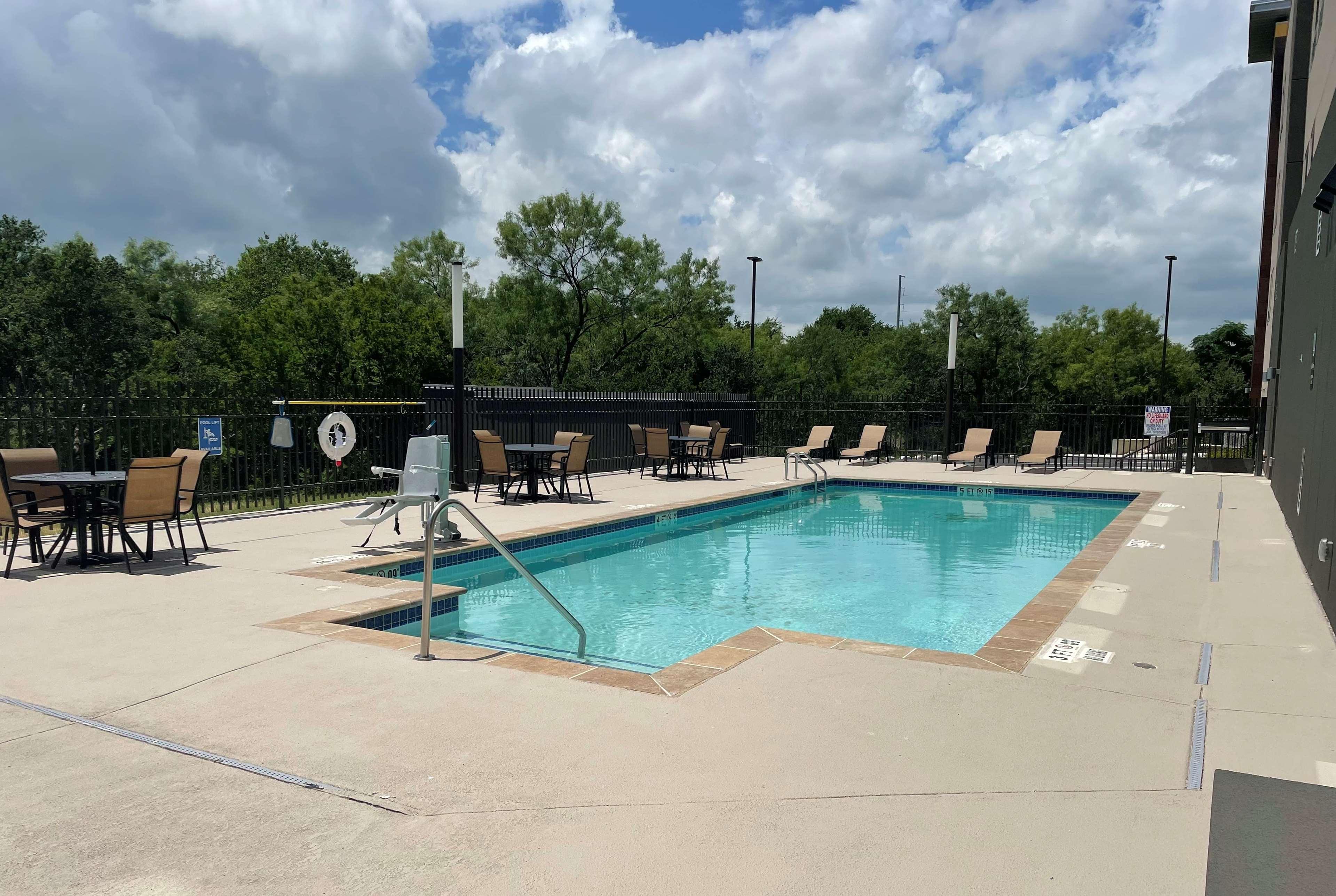 La Quinta Inn & Suites By Wyndham San Antonio Seaworld Lafb Екстериор снимка