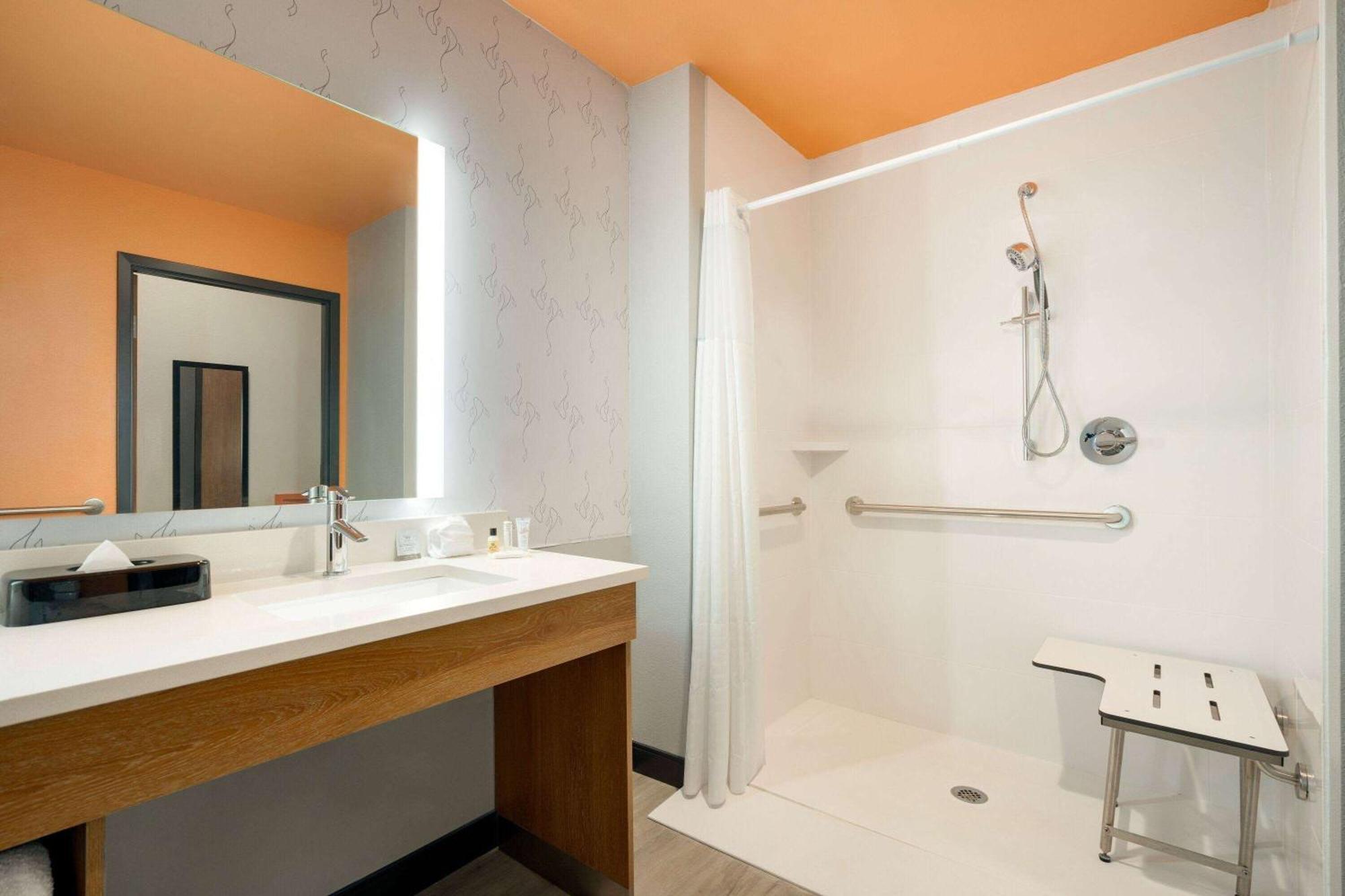 La Quinta Inn & Suites By Wyndham San Antonio Seaworld Lafb Екстериор снимка